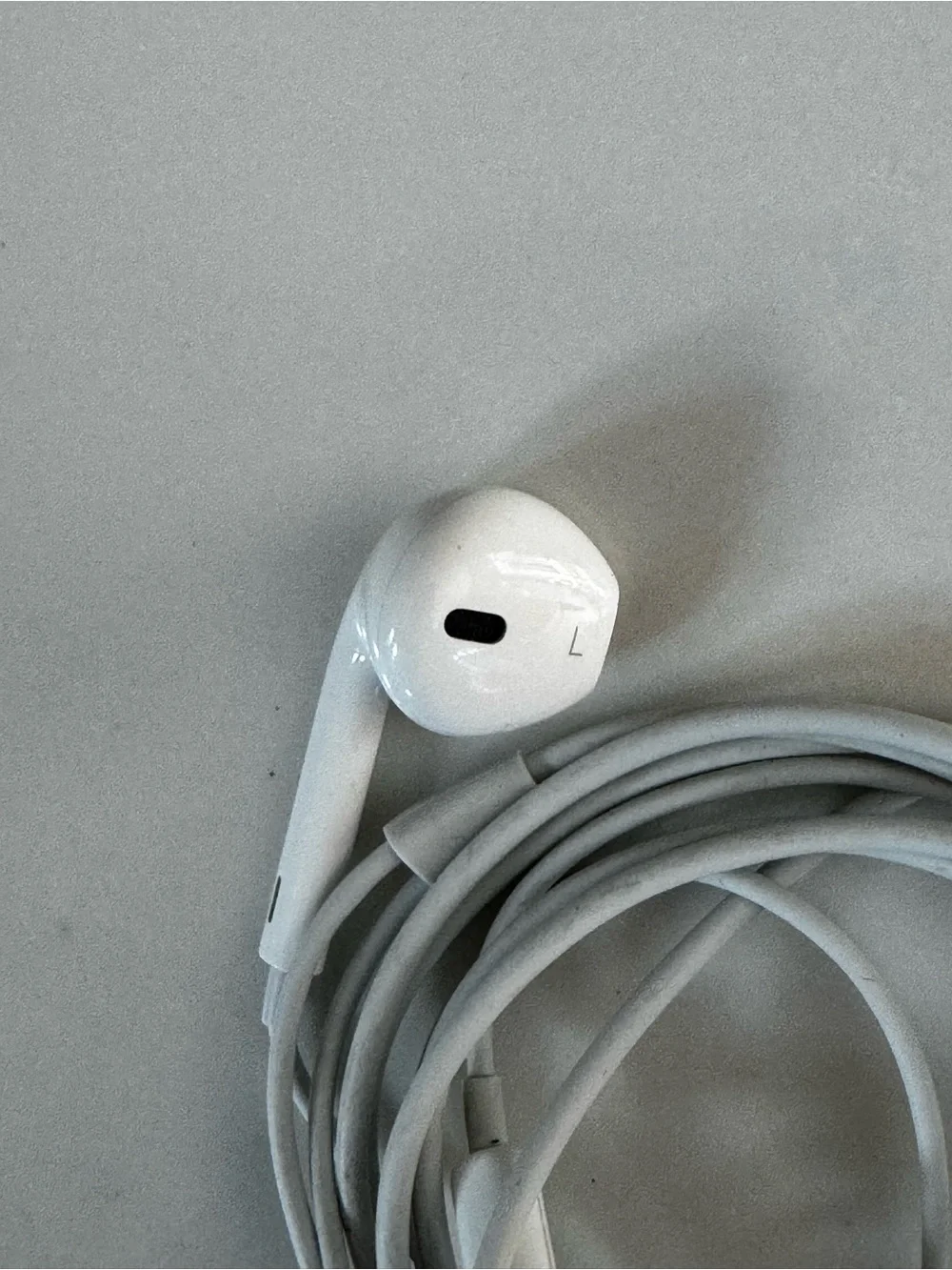 Apple White Lightning Earbuds with Inline Remote
